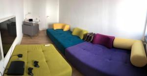 维尔茨堡Apartment Central Würzburg的客厅配有大沙发和椅子