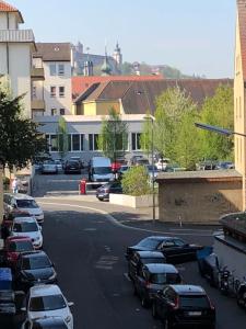 维尔茨堡Apartment Central Würzburg的路边停车场,有车停放