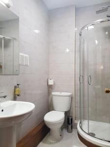 格拉斯哥克罗斯赫尔酒店的浴室配有卫生间、盥洗盆和淋浴。