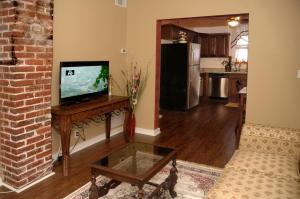 圣奥古斯丁Historic Luxury Two Bedroom Apartment的客厅配有餐桌上的平面电视