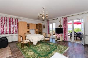 克罗诺维察Apartments and Room Luka的客厅配有桌椅和电视。