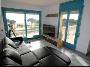 马尔格莱特德玛Apartamento Malgrat de mar的带沙发的客厅和阳台