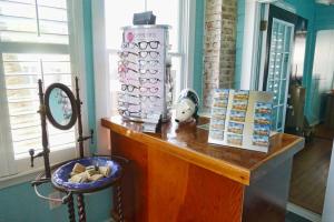 泰比岛Beachview Inn and Spa的带镜子和凳子的柜台的房间