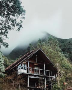 塞姆博伦拉旺塞姆巴伦吉塔山林小屋的云中山顶的房屋