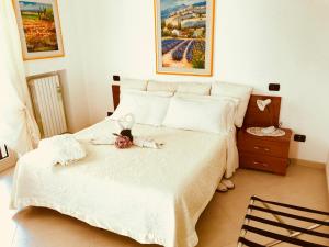 巴里奥罗拉之家住宿加早餐酒店的卧室配有白色的床和娃娃