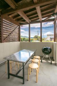 富士河口湖玉思别墅的一个带桌椅和烧烤架的庭院