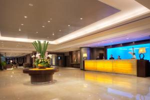吉隆坡富丽华国际管理大酒店的大堂,带前台和鲜花的酒店