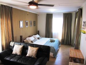 斯瓦科普蒙德卵石旅馆的一间卧室配有一张床和一张沙发