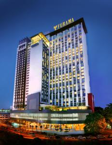 吉隆坡富丽华国际管理大酒店的上面有灯号的高楼