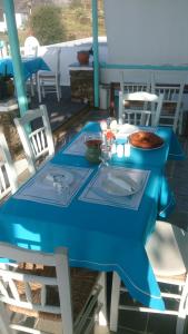 阿波罗尼亚Kampos Home的天井上的蓝色桌子和一碗食物