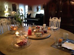 Penne-dʼAgenaisLe Relais de Roquefereau的一张桌子,上面有食物和蜡烛,上面有钢琴