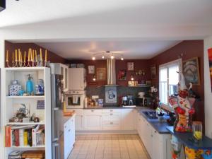 瓦讷maison individuelle mr Alaphilippe的厨房配有白色橱柜和蓝色台面