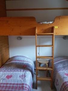 Camping les Auches客房内的一张或多张双层床