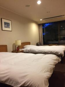 岐阜公园酒店的酒店客房设有两张床和窗户。