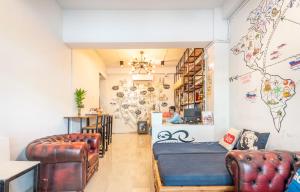 Sloth Hostel Khaosan的休息区