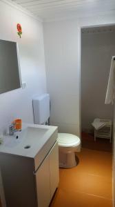 Faja GrandeResidencia Mateus的浴室配有白色卫生间和盥洗盆。
