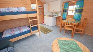 SkarsvågHytte Camp Nordkapp - Blue的小房间设有双层床和桌子