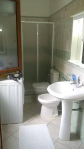 内比达Lovely House的浴室配有卫生间、盥洗盆和淋浴。