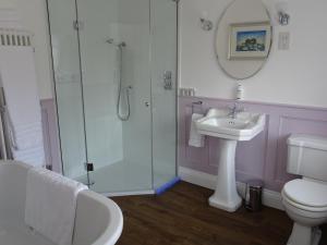 巴克斯顿Grendon Bed & Breakfast的带淋浴、盥洗盆和卫生间的浴室