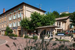 Vaux-en-BeaujolaisAuberge de Clochemerle, Spa privatif & restaurant gastronomique的城镇街道上的建筑