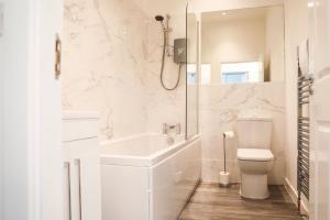 邓迪Casa Fresa - King Street Apartments的白色的浴室设有卫生间和水槽。