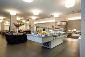阿尔塔夫拉阿尔塔夫拉马尔酒店 的餐厅提供的自助餐,包括水果和蔬菜