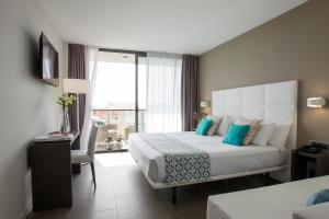 阿尔塔夫拉阿尔塔夫拉马尔酒店 的一间设有大床和窗户的酒店客房