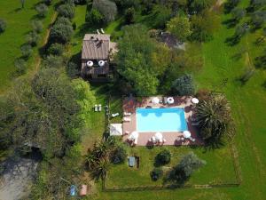 加沃拉诺Casale Vigna Carbona的享有带游泳池的别墅的顶部景致
