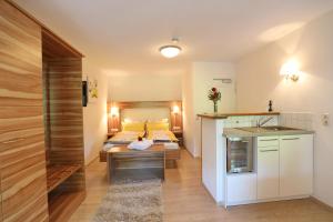 OberahrLandhotel Villa Moritz garni的一间带床的小卧室和一间厨房