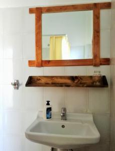 普里诺斯Arleta's Sunny Guesthouse的一间带水槽和镜子的浴室