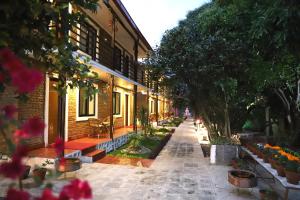 加德满都尼泊尔小屋酒店的树木和鲜花的房子的街道