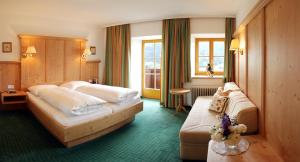 施图拜谷地特尔费斯兰古特塔勒霍夫旅馆的酒店客房,设有两张床和一张沙发