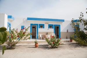 凯法洛斯Matina Studios的蓝色和白色的房子,配有桌子和椅子