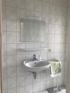 齐罗Ferienwohnung Meeresblick的一间带水槽和镜子的浴室