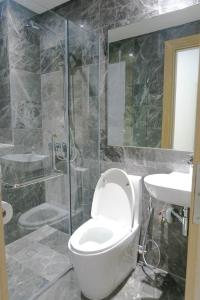 新加坡Comfy Studio 5 by ReCharge的浴室配有卫生间、淋浴和盥洗盆。