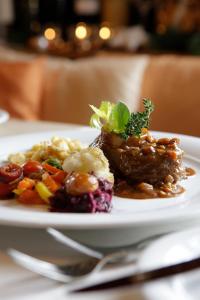 Monstein杜卡恩酒店的桌上一盘带肉和蔬菜的食物