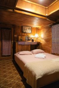 萨图林库露营地客房内的一张或多张床位
