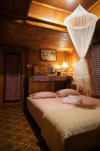 萨图林库露营地客房内的一张或多张床位