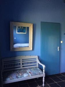 胡弗拉肯莲花住宿加早餐旅馆的蓝色的客房设有长凳和镜子