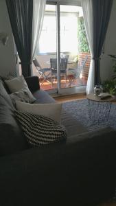 布拉加Liberdadeflat4u的带沙发的客厅和天井美景