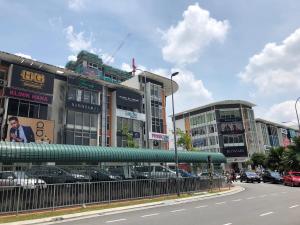 班吉Buff Evo Soho Bangi Sentral with NETFLIX & WiFi的城市街道上的一群建筑