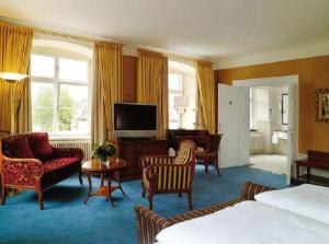 阿尔戈伊地区伊斯尼纽查克伯格城堡酒店的酒店客房,配有床和电视