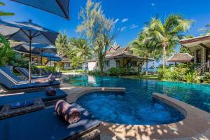 蔻立Moracea by Khao Lak Resort - SHA Extra Plus的别墅游泳池的形象