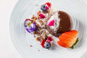 耐莉湾蓝色辣椒酒店的巧克力和水果甜点的白盘