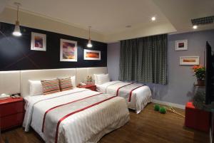 杨梅凯莱汽车旅馆的蓝色墙壁客房的两张床