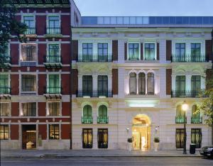 瓦伦西亚Hospes Palau de La Mar, Valencia, a Member of Design Hotels的街道上带窗户的大型砖砌建筑