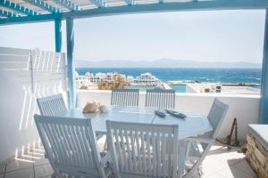 皮索利瓦迪JUST BLUE with amazing Sea Views in Piso Livadi的阳台上的蓝色桌椅