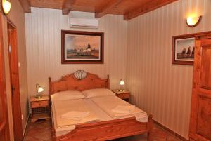 瑙吉考尼饶贝伦尼汽车旅馆的一间卧室配有一张床和两个带灯的床头柜