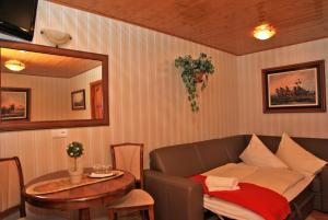 瑙吉考尼饶贝伦尼汽车旅馆的客厅配有沙发和桌子
