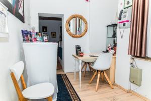 科隆斯托赫城市酒店的小型用餐室配有桌椅